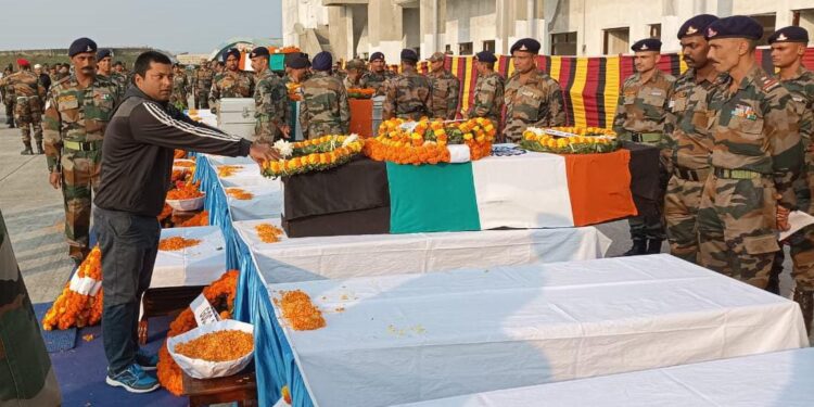 सिक्किम के हादसे में शहीद हुए खगड़िया निवासी थल सेना के नायक सूबेदार चंदन कुमार मिश्र के घर पहुंचे एसडीओ और एसडीपीओ ने परिजनों को दिया सांत्वना,अधिकारियों ने अगुवानी गंगा घाट जाकर उनके दाह संस्कार स्थल का किया निरीक्षण, पुलिस सम्मान के साथ किया जाएगा अंतिम संस्कार:डॉ आलोक रंजन घोष