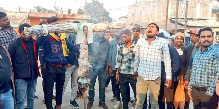 आखिर कब तक होती रहेगी खाद की कालाबाजारी! एनएसयूआई के जिलाध्यक्ष ने अन्य कार्यकर्ता और किसानों के साथ जिला कृषि पदाधिकारी का किया घेराव तो अंजाम भुगतने की मिल रही धमकी