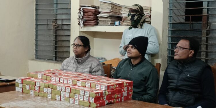 अब तो आटा चक्की भी उगलने लगी शराब,सैकड़ों ट्रेटा पैक विदेशी शराब के साथ पति-पत्नी गिरफ्तार, देसी शराब के साथ दो अन्य शराब कारोबारी भी धराया