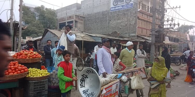 खासे चर्चा में हैं बेलदौर नगर पंचायत चुनाव में मुख्य पार्षद पद से भाग्य आजमा रही रुबी कुमारी, इस हाईटेक युग में साइकिल से चुनावी प्रचार-प्रसार का अंदाज है निराला