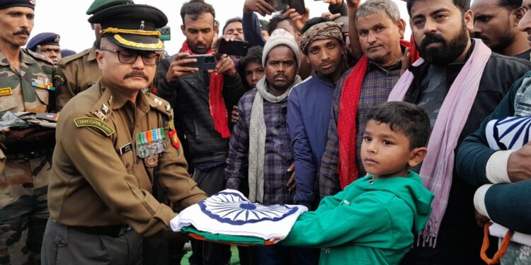 शहीद जेसीओ चंदन कुमार मिश्र का अगुवानी गंगा तट पर सैनिक सम्मान के साथ किया गया अंतिम संस्कार, महज आठ वर्षीय पुत्र मयंक ने दी मुखाग्नि, बिलखते रहे परिजन