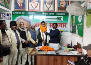 नवनिर्वाचित उप मुख्य पार्षद पति शहाव उद्दीन का जदयू नेताओं ने किया भव्य स्वागत,अभिनन्दन करते हुए जदयू जिलाध्यक्ष बबलू मंडल ने कहा-जनता की आकांक्षा और विश्वास की कसौटी पर सौ प्रतिशत खड़े उतरेंगे शबनम-शहावउद्दीन