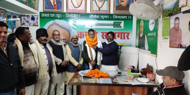 नवनिर्वाचित उप मुख्य पार्षद पति शहाव उद्दीन का जदयू नेताओं ने किया भव्य स्वागत,अभिनन्दन करते हुए जदयू जिलाध्यक्ष बबलू मंडल ने कहा-जनता की आकांक्षा और विश्वास की कसौटी पर सौ प्रतिशत खड़े उतरेंगे शबनम-शहावउद्दीन