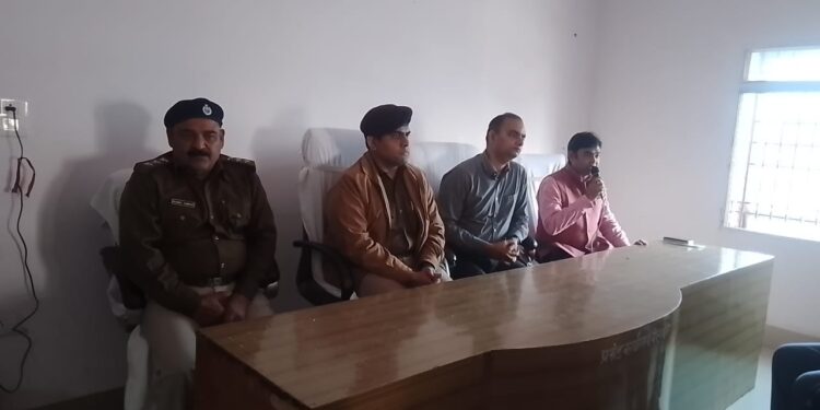 नगर निकाय चुनाव को ले समीक्षात्मक बैठक आयोजित,डीएम ने कहा-दोपहर 2 बजे के बाद मतदान केन्द्रों पर होने लगती है फर्जी मतदाताओं की मौजूदगी,नकेल कसना जरुरी