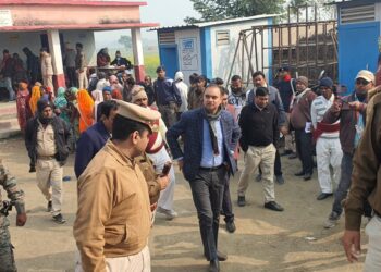 नगर पालिका आम निर्वाचन के दूसरे चरण में आज बेलदौर नगर पंचायत के विभिन्न मतदान केंद्रों का डीएम डॉक्टर आलोक रंजन घोष एवं एसपी अमितेश कुमार ने किया संयुक्त निरीक्षण, मतदाताओं की कराई जा रही है थर्मल स्कैनिंग