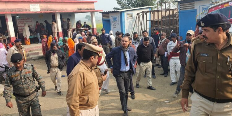 नगर पालिका आम निर्वाचन के दूसरे चरण में आज बेलदौर नगर पंचायत के विभिन्न मतदान केंद्रों का डीएम डॉक्टर आलोक रंजन घोष एवं एसपी अमितेश कुमार ने किया संयुक्त निरीक्षण, मतदाताओं की कराई जा रही है थर्मल स्कैनिंग