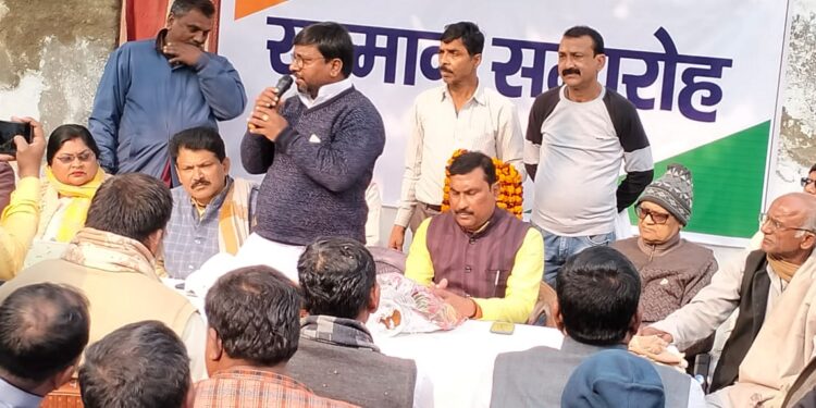 कांग्रेस कार्यालय में जदयू अध्यक्ष सहित अन्य नेताओं को किया गया सम्मानित, सदर विधायक ने कहा-नई परम्परा की हुई है शुरुआत, बीजेपी की केन्द्र सरकार को जड़ से उखाड़ फेंकने के लिए महागठबंधन के दलों को सशक्त बनाना जरुरी