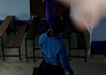 विद्यालय के ताला बंद कमरे में फंदे से लटकी मिली छात्रा की लाश, शिक्षकों के प्रति नाराजगी प्रकट करते हुए आक्रोशित ग्रामीणों ने सड़क किया जाम