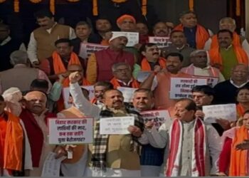 …और जब गुस्से से लाल हुए बिहार के मुखिया नीतीश ने बीजेपी विधायकों को ही बता दिया शराबी और कह दिया कि,तुम ही लोग बेचवा रहे हो शराब, खूब हुआ हंगामा,बीजेपी ने सीएम की भाषा को बताया अमर्यादित,एफआईआर दर्ज कराने की मांग को ले हुए अडिग