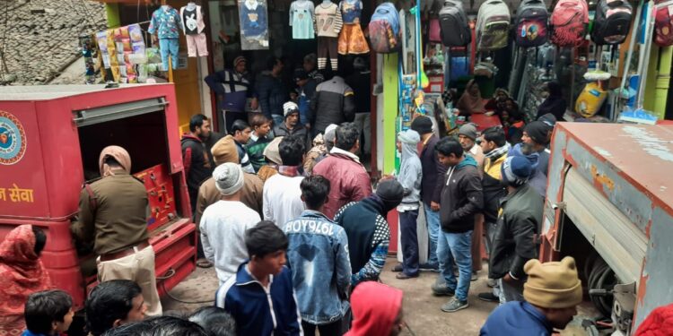 खगड़िया शहर में होते-होते रह गया बड़ा हादसा, रेडिमेड कपड़े की दुकान में लगी आग,लाखों का सामान स्वाहा