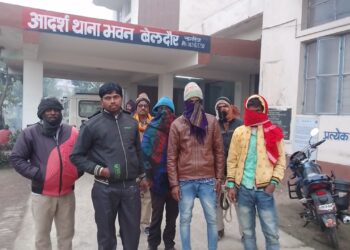 चार युवक एक ही बाइक पर शराब के साथ सवार होकर मनाने जा रहा था नव वर्ष का जश्न,पुलिस ने दबोचा