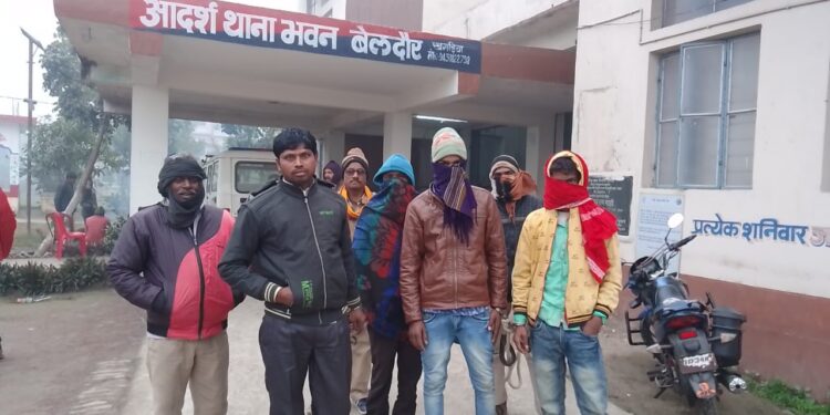 चार युवक एक ही बाइक पर शराब के साथ सवार होकर मनाने जा रहा था नव वर्ष का जश्न,पुलिस ने दबोचा