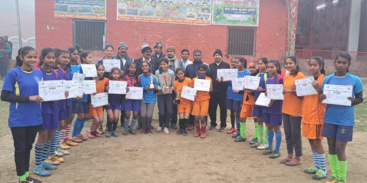 खेलप्रेमियों ने खिलाड़ियों को किया प्रोत्साहित,हिरोज क्लब के सचिव अभय कुमार गुड्डू ने कहा-खेल ही एकमात्र ऐसा है प्लेटफार्म,जहां मिट जाते हैं जाति-धर्म और उंच-नीच जैसे भेदभाव