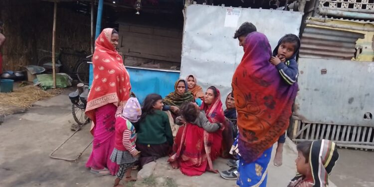 महादलित परिवार के लोगों का ठंढ़ के इस मौसम में छूटने लगा है पसीना, लगभग सौ वर्षों से सरकारी जमीन पर रह रहे महादलित परिवारों से सीओ ने कहा-विधायक जी ने खरीद लिया है जमीन,करना पड़ेगा खाली