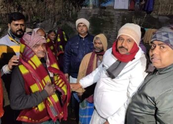 पूर्व नगर सभापति सह पूर्व राजद एमएलसी प्रत्याशी मनोहर यादव ने अपने जन्मदिन मौके पर गरीब व जरुरतमंदों के घर-घर जाकर किया कंबल वितरित,कहा-ताउम्र करता रहूंगा गरीब और जरुरतमंदों की सेवा