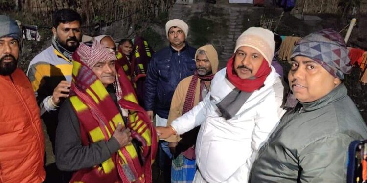 पूर्व नगर सभापति सह पूर्व राजद एमएलसी प्रत्याशी मनोहर यादव ने अपने जन्मदिन मौके पर गरीब व जरुरतमंदों के घर-घर जाकर किया कंबल वितरित,कहा-ताउम्र करता रहूंगा गरीब और जरुरतमंदों की सेवा