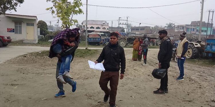 चाचा और चाची ने भतीजे को लोहे के रड से पीट-पीटकर किया अधमरा, गंभीर हालत में रेफर