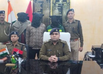 सात अपराधियों ने मक्का व्यवसायी के घर में घुसकर पति-पत्नी की गला रेतकर की थी नृशंस हत्या,तीन अपराधी चढ़े पुलिस के हत्थे,चार अन्य की गिरफ्तारी को ले संभावित ठिकानों पर छापेमारी जारी