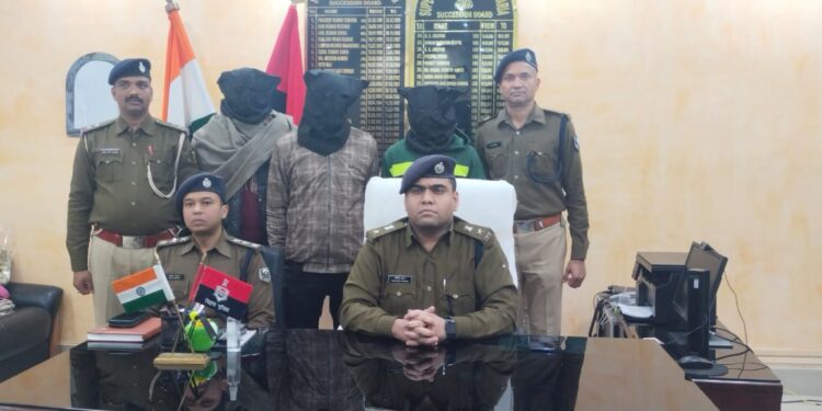 सात अपराधियों ने मक्का व्यवसायी के घर में घुसकर पति-पत्नी की गला रेतकर की थी नृशंस हत्या,तीन अपराधी चढ़े पुलिस के हत्थे,चार अन्य की गिरफ्तारी को ले संभावित ठिकानों पर छापेमारी जारी