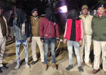 फर्जी पुलिस कर्मी बनकर वाहन चालकों से अवैध वसूली कर रहे कार सवार तीन युवकों को पुलिस ने किया गिरफ्तार,खंगाली जा रही कुंडली