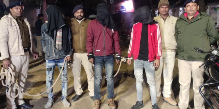 फर्जी पुलिस कर्मी बनकर वाहन चालकों से अवैध वसूली कर रहे कार सवार तीन युवकों को पुलिस ने किया गिरफ्तार,खंगाली जा रही कुंडली