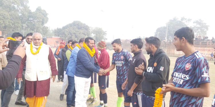 बहुचर्चित भूतपूर्व मुखिया विजय कुमार यादव की पुण्यतिथि पर फुटबॉल टूर्नामेंट आयोजित, युवाशक्ति के राष्ट्रीय कार्यकारी अध्यक्ष नागेन्द्र सिंह त्यागी ने कहा-स्वच्छ और स्वस्थ समाज निर्माण के लिए खेल का होना अति आवश्यक