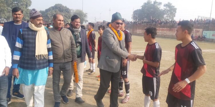 बहुचर्चित पूर्व मुखिया विजय यादव की 15 वीं पुण्यतिथि पर आयोजित फुटबॉल टूर्नामेंट के दूसरे मैच में नेपाल ने बंगाल को एक गोल से हराया,समाज के सर्वांगीण विकास को ले हर कस्बे में खेल को विकसित करना आवश्यक: डाॅ.स्वामी विवेकानंद