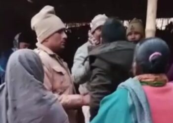 शराब की तलाश को ले बिना महिला पुलिस के घर में घुसी मध निषेध की टीम को महिलाओं ने खदेड़ा,घर में शराब नहीं मिलने पर मारपीट करने लगे थे मध निषेध विभाग के पदाधिकारी,सोशल मीडिया पर वायरल हुआ वीडियो