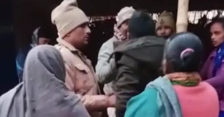 शराब की तलाश को ले बिना महिला पुलिस के घर में घुसी मध निषेध की टीम को महिलाओं ने खदेड़ा,घर में शराब नहीं मिलने पर मारपीट करने लगे थे मध निषेध विभाग के पदाधिकारी,सोशल मीडिया पर वायरल हुआ वीडियो