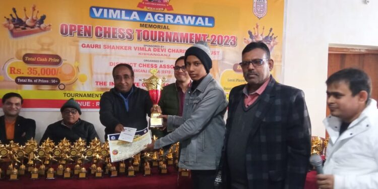 अंडर 15 बालक वर्ग शतरंज प्रतियोगिता में चैंपियन बनकर माधव ने किया गौरवान्वित,बधाईयों का तांता
