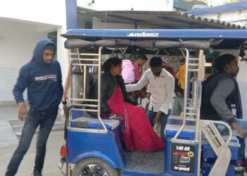 अनियंत्रित वाहन की चपेट में आने से बाइक सवार मां- बेटे जख्मी,गंभीर रुप से जख्मी महिला को स्थानीय अस्पताल में कराया गया भर्ती