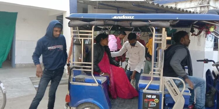 अनियंत्रित वाहन की चपेट में आने से बाइक सवार मां- बेटे जख्मी,गंभीर रुप से जख्मी महिला को स्थानीय अस्पताल में कराया गया भर्ती