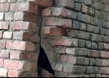 प्राथमिक विद्यालय शोभा पहलवान वासा की एचएम के विरुद्ध आखिर क्यों गोलबंद हो रहे ग्रामीण! कभी भी ध्वस्त हो सकती है जगह-जगह दरकी दीवारें,पठन-पाठन का भी हाल बेहाल