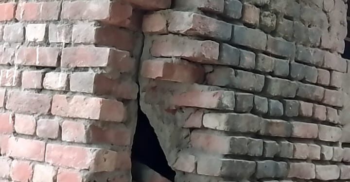 प्राथमिक विद्यालय शोभा पहलवान वासा की एचएम के विरुद्ध आखिर क्यों गोलबंद हो रहे ग्रामीण! कभी भी ध्वस्त हो सकती है जगह-जगह दरकी दीवारें,पठन-पाठन का भी हाल बेहाल