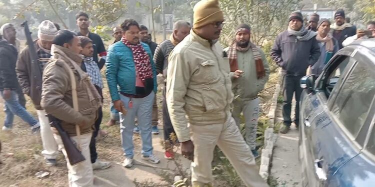 परबत्ता प्रखंड प्रमुख की गाड़ी का शीशा तोड़कर आखिर किसने उड़ा लिए लाखों रुपये!पड़ताल में जुटी पुलिस