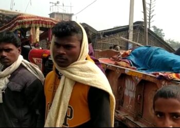 सड़क दुर्घटना में मौत के शिकार हुए अरविंद भगत के शव को लेकर ग्रामीणों ने किया सड़क जाम,मुआवजे के लिए सड़क जाम कर रहे ग्रामीणों ने कहा-धंसना गिरने से अरविंद भगत की बेटी भी हुई थी मौत का शिकार,नहीं मिला था मुआवजा