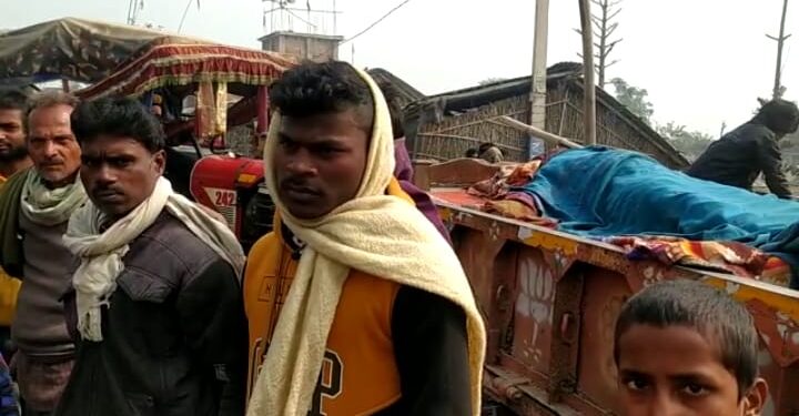 सड़क दुर्घटना में मौत के शिकार हुए अरविंद भगत के शव को लेकर ग्रामीणों ने किया सड़क जाम,मुआवजे के लिए सड़क जाम कर रहे ग्रामीणों ने कहा-धंसना गिरने से अरविंद भगत की बेटी भी हुई थी मौत का शिकार,नहीं मिला था मुआवजा