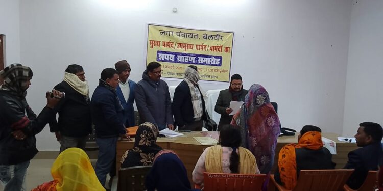 शपथ ग्रहण के बाद नवनिर्वाचित मुख्य पार्षद व उप मुख्य पार्षद सहित सभी वार्ड पार्षदों ने जनता का लिया आशीर्वाद