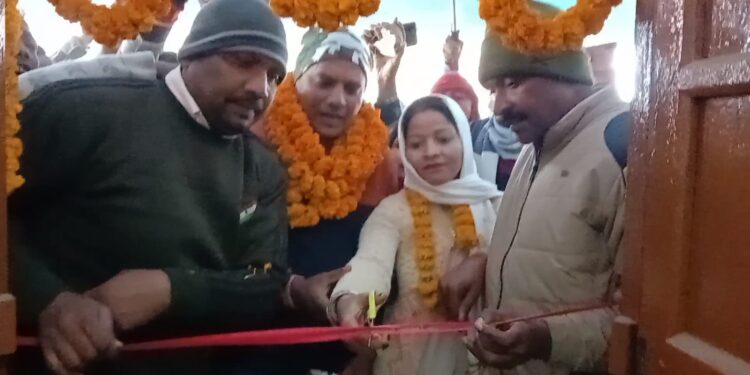 …और जब परबत्ता की नवनिर्वाचित मुख्य पार्षद अर्चना देवी ने ढ़ोल-नगाड़े और आतिशबाजियों के बीच किया क्षेत्र भ्रमण, कार्यालय कक्ष की कुर्सी पर विराजमान होने से पहले अपने सास- ससुर का आशीर्वाद लेते हुए खूब किया सम्मान