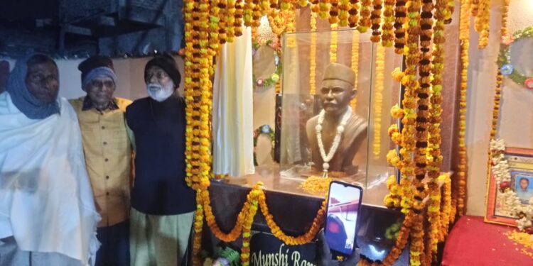 पूर्व मुखिया सुरेश प्रसाद की जयंती पर मुंशी रामलाल की प्रतिमा का हुआ अनावरण,सेवानिवृत्त विंग कमांडर रमेश चंद्र प्रसाद ने पूर्वजों द्वारा विभिन्न क्षेत्रों में किए गए कार्यों को किया रेखांकित