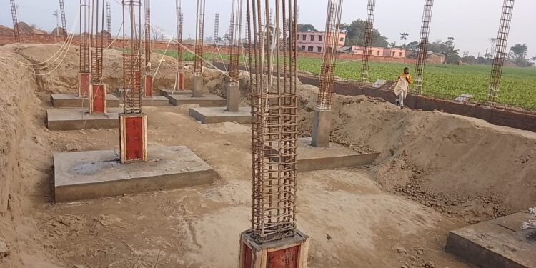 बेलदौर में चल रहे गैस प्लांट निर्माण कार्य पर आक्रोशित ग्रामीणों ने आखिर क्यों लगाई रोक!!