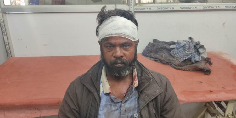 पंचायती में शामिल होने गए चन्द्रशेखर को सरपंच और सरपंच पुत्र ने पीट-पीटकर किया जख्मी, पीड़ित ने थानाध्यक्ष से लगाई न्याय की गुहार