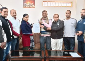 जननायक कर्पूरी ठाकुर की आदमकद प्रतिमा और उनके नाम से कमरा बनाने की मांग को ले नगर सभापति को सौंपा आवेदन,बिहार के गौरव कहे जाने वाले जननायक कर्पूरी ठाकुर की जिले में एक भी नहीं है प्रतिमा: पाण्डव कुमार