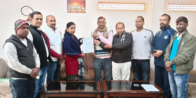 जननायक कर्पूरी ठाकुर की आदमकद प्रतिमा और उनके नाम से कमरा बनाने की मांग को ले नगर सभापति को सौंपा आवेदन,बिहार के गौरव कहे जाने वाले जननायक कर्पूरी ठाकुर की जिले में एक भी नहीं है प्रतिमा: पाण्डव कुमार