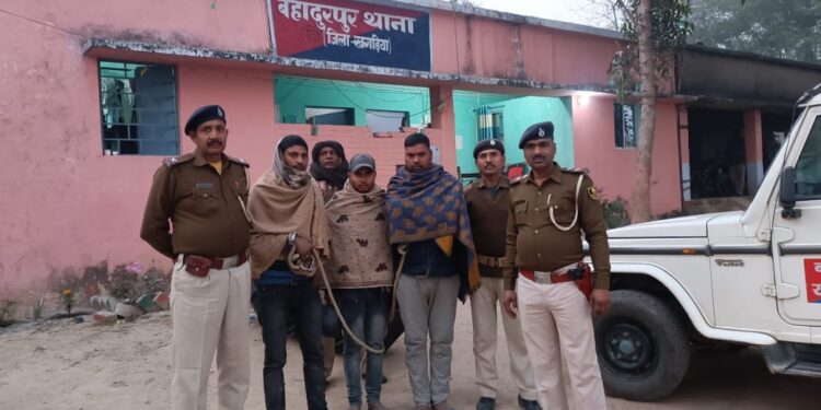 अलौली के गोरखा बहियार में चल रहे मिनी गन फैक्ट्री का पुलिस ने किया उद्भेदन,अर्धनिर्मित हथियार व हथियार बनाने में प्रयुक्त होने वाले औजारों सहित तीन गिरफ्तार