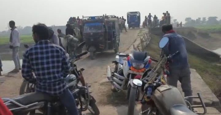 ध्वस्त पुलिया के नव निर्माण को लेकर आखिर क्यों नहीं दिखाई जा रही गंभीरता!क्या सांसद, विधायक और जिला प्रशासन को है किसी बड़े हादसे का  इंतजार!फिर पलटा ट्रैक्टर,बाल-बाल बची तीन लोगों की जान