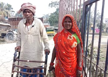 कलयुगी पुत्र ने विकलांग हो चुके पिता के साथ-साथ मां को भी मारपीट कर किया घर से बेघर,खाना खाने के लिए तरस रहे वृद्ब दम्पति