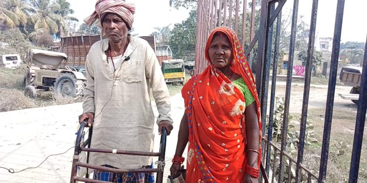 कलयुगी पुत्र ने विकलांग हो चुके पिता के साथ-साथ मां को भी मारपीट कर किया घर से बेघर,खाना खाने के लिए तरस रहे वृद्ब दम्पति
