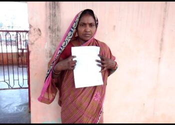 सात बच्चों की मां को पति और ससुरालजनों ने मारपीट कर घर से किया बेघर,इंसाफ की आस में पीड़ित महिला थानाध्यक्ष से लगाई न्याय की गुहार