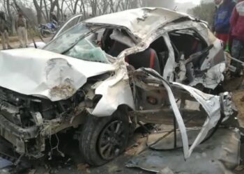 कुत्ते को बचाने के चक्कर में कार सवार पिता सहित दो की दर्दनाक मौत,मां-बेटे की हालत गंभीर,बंधन बैंक के मैनेजर के रुप में हुई खगड़िया के गोगरी निवासी एक मृतक की पहचान